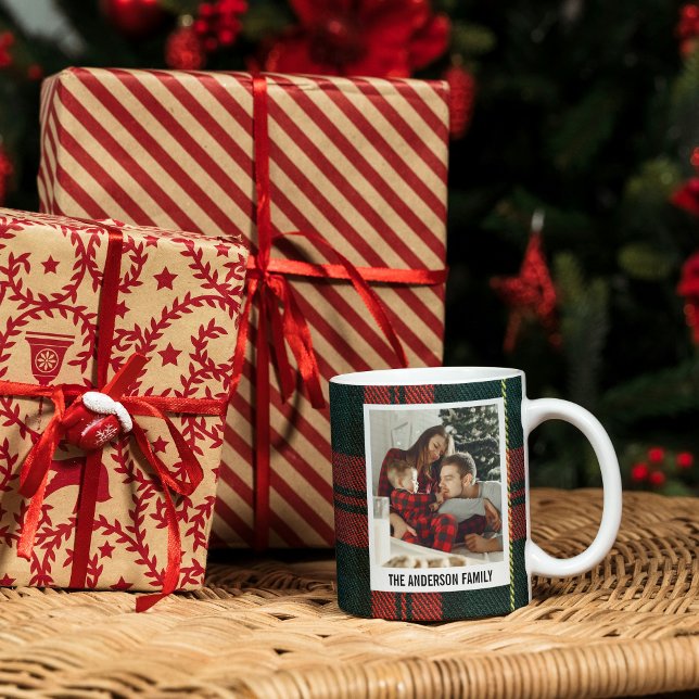 Modern Red and Green Plaid Christmas Photo Collage Kaffeetasse (Modern Red & Green Plaid Christmas Photo Mug)