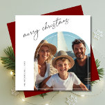 Modern Red Christmas Nautical Beach Arch Foto Feiertagskarte<br><div class="desc">Mit dieser modernen roten Weihnachtskarte senden Sie uns herzliche Urlaubswünsche. Das Foto ist mit einem Bogen-Design ausgestattet und eignet sich hervorragend, um die festlichen Momente Ihrer Familie am Ufer zu teilen. Das elegante maritime Thema und der schlichte Stil machen es zu einer fröhlichen Art Weihnachten mit einer küstennahen Drehung zu...</div>