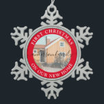Modern Red First Christmas auf unserem neuen Zuhau Schneeflocken Zinn-Ornament<br><div class="desc">Modern Red First Christmas auf unserem neuen Zuhause Foto Snowflake Tischtennis Weihnachten Weihnachten Weihnachten Weihnachten</div>