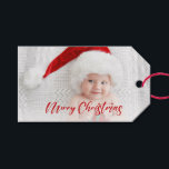 Modern Red Merry Christmas Script Foto Geschenkanhänger<br><div class="desc">Modernes und festlich rotes Weihnachtsbürstenskript,  das mit bearbeitbarem Textfeld,  optionalem weißem opaken Filter und Fotovorlage grüßt. Zurück mit gemütlichem,  weißem Strick-Stich-Hintergrund und komplementärem Pinselskript.</div>