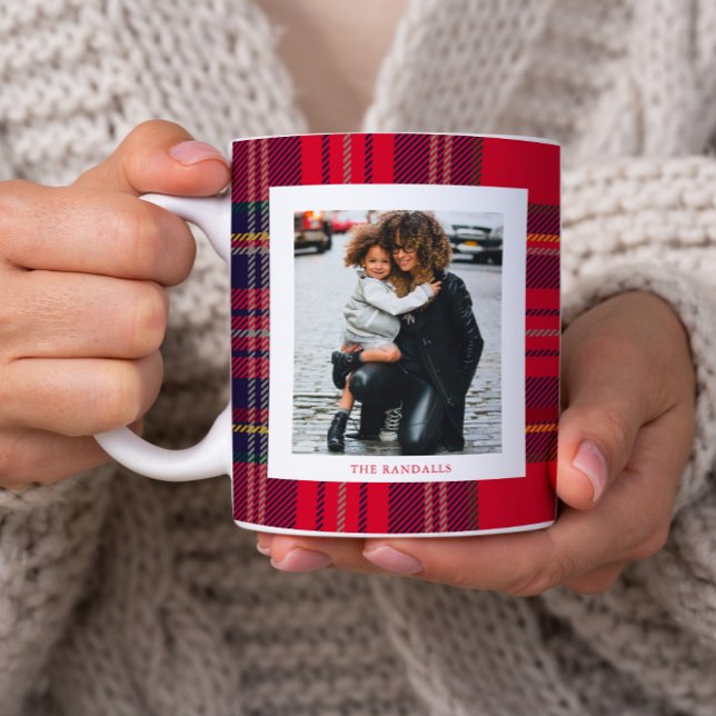Modern Red Plaid Rustic Monogram Photo Christmas Kaffeetasse (Rustic red plaid monogram photo christmas mug.)