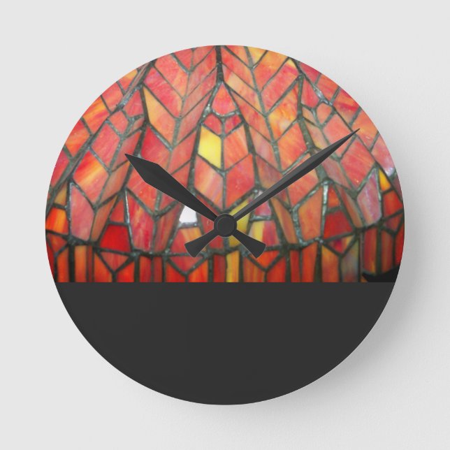 Modern Red Stained Glass Clock Runde Wanduhr (Vorderseite)