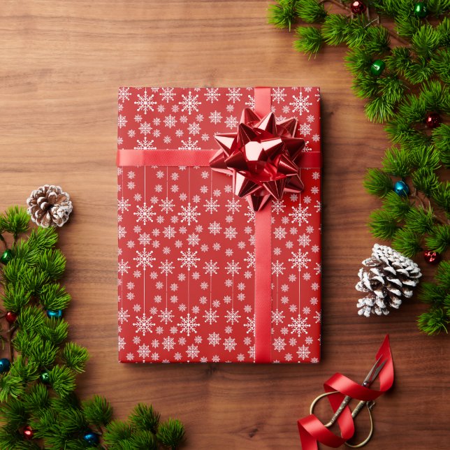 Modern Red & White Snowflake Christmas Holiday Geschenkpapier (Feiertagsgeschenk)