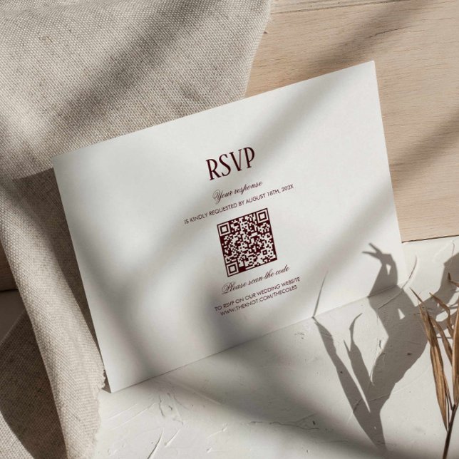 Modern Retro Burgundy Wedding QR Code RSVP Begleitkarte (modern retro burgundy qr code wedding response card, deep maroon classy wedding rsvp card )