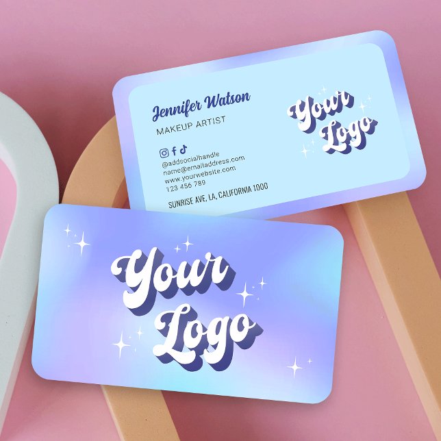 Modern Retro Holographic Nails Lashes Beauty Logo Visitenkarte (Trendy logo business cards in blue and purple gradient colors and sparkle motifs)