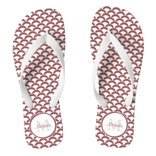 Modern Rosy Brown White Scallops Monogramm und Nam Flip Flops (Fußbett)