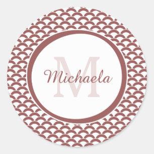 Modern Rosy Brown White Scallops Monogramm und Nam Runder Aufkleber