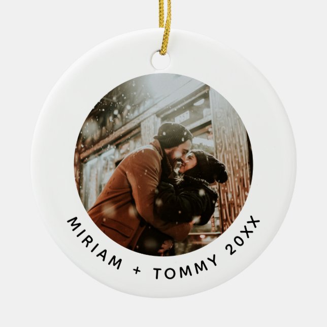 Modern Round Foto Couple First Christmas Keramik Ornament (Vorne)