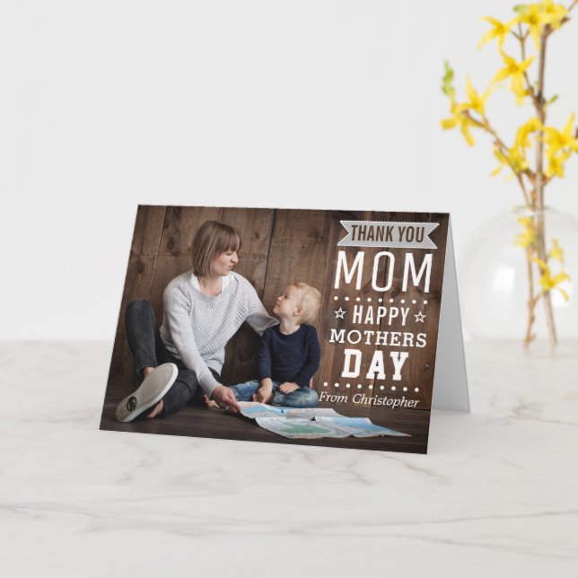 Modern Rustic Typografie Happy Mother's Day Foto Karte (Gelbe Blume)
