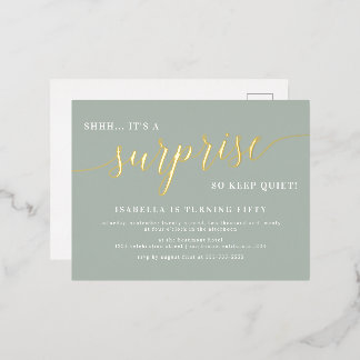 Modern Sage & Gold Script überraschen Geburtstagsp Folie Einladungspostkarte