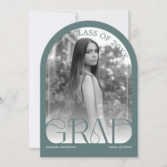 Modern Sage Green Arch Photo Graduation Party Einladung (Vorderseite)