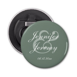Modern Sage Green Elegante White Script Hochzeit Flaschenöffner