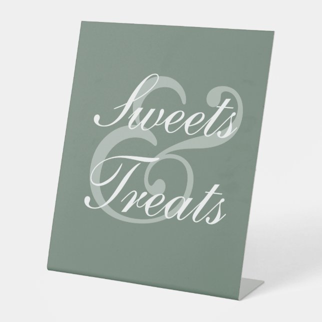 Modern Sage Green Elegante White Script Hochzeit Sockelschild (Vorderseite)