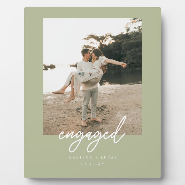 Modern Sage Green "Engaged" Script Photo Fotoplatte (Vorderseite)