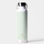 Modern Sage Green Gold Script Monogram Trinkflasche<br><div class="desc">Moderne Sage Green Gold Script Monogram Water Flasche. Modernes,  elegantes Monogramm-Design mit handgeschriebener,  minimalistischer Schrifttyp-Schrift und serifenloser Blocktypografie auf elegantem pastellfarbenem Sage Green Hintergrund. Das Monogramm und der Name können leicht personalisiert werden.</div>