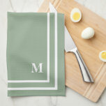 Modern Sage Green Monogram Geschirrtuch<br><div class="desc">Dieses stilvolle,  moderne Design besticht durch ein doppeltes,  weißes Quadrat auf hübschem Weiß und ein Monogramm in einem eleganten Schriftart. Ändern Sie die Initialisierung in Ihre eigene. Sie können dieses Design mehr anpassen,  indem Sie den Schriftart ändern,  die Weißen transparent machen und eine andere Farbe wählen.</div>