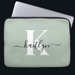 Modern Sage Green Script Monogram Laptopschutzhülle<br><div class="desc">Diese schlichte,  elegante 13" Notebook-Hülle mit Ihrem Vornamen in einem trendigen Script-Schriftart in schwarz und Ihr erster Einstieg in einen modernen Kappe-Schriftart in Weiß ist perfekt für Sie. Es ist stilvoll und trendig und dennoch sehr klassisch. Es ist einzigartig - wie du!</div>