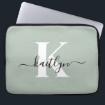 Modern Sage Green Script Monogram Laptopschutzhülle<br><div class="desc">Diese schlichte,  elegante 13" Notebook-Hülle mit Ihrem Vornamen in einem trendigen Script-Schriftart in schwarz und Ihr erster Einstieg in einen modernen Kappe-Schriftart in Weiß ist perfekt für Sie. Es ist stilvoll und trendig und dennoch sehr klassisch. Es ist einzigartig - wie du!</div>