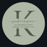 Modern Sage Green Script Monogram Rücksendeadresse Runder Aufkleber<br><div class="desc">Moderne,  personalisierte weise grüne Monogramm-Etiketten mit Rücksendeadresse im modernen Script-Schriftart. Einfach online personalisieren. Bitte verwenden Sie einen kleinen Brief für Ihr Monogramm. Passende Gegenstände zur Ergänzung dieser eleganten und minimalistischen monogramm Hochzeitsfeier Rücksendeadressen-Aufkleber.</div>