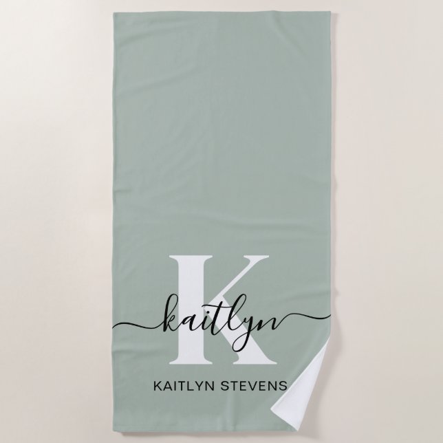 Modern Sage Green Script Monogram Strandtuch (Vorderseite)
