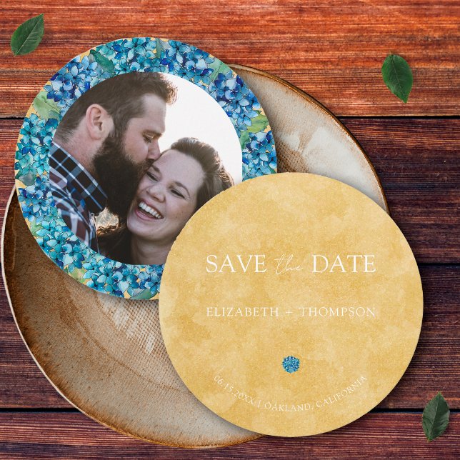 Modern Sand Blue Hydrangea Round Wedding Save The Date (Von Creator hochgeladen)