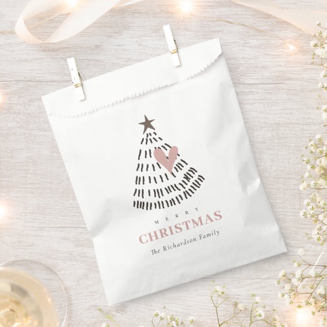 Modern Scandi Minimal Blush Heart Christmas Tree Geschenktütchen (Ausgeschnitten)