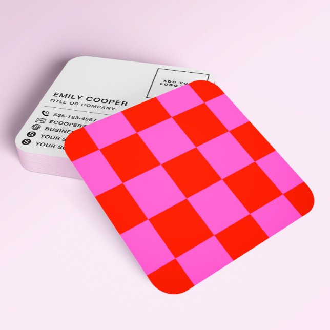 Modern Schachbrett-Checkerboard-Add-In Rot und Ros Quadratische Visitenkarte (Von Creator hochgeladen)