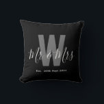 Modern Schwarz-weiße Mr. Monogram Date Kissen<br><div class="desc">Mit diesem stilvollen Zuhause-Dekor mit dem modernen Schwarz-Weiß-Monogram-Kissen mit mit Monogramm Anfangsdatum Mr. & Mrs. und festem Datum fügen Sie Ihrem Raum eine persönliche Touch hinzu. Einfach anpassbar, um Ihren eigenen Namen und Ihre Initialen anzuzeigen, ist es die perfekte Mischung aus Komfort und Personalisierung für Ihre Zuhause!</div>