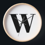Modern Schwarz-weißer, benutzerdefinierter Anfangs Uhr<br><div class="desc">Moderne,  kundenspezifische Monogramm erste Buchstaben Typografie elegante Wand Uhr. Benutzerdefinierter schwarzer Text,  weißer Hintergrund. Erhältlich in verschiedenen Formen (rund oder quadratisch) und Materialien</div>