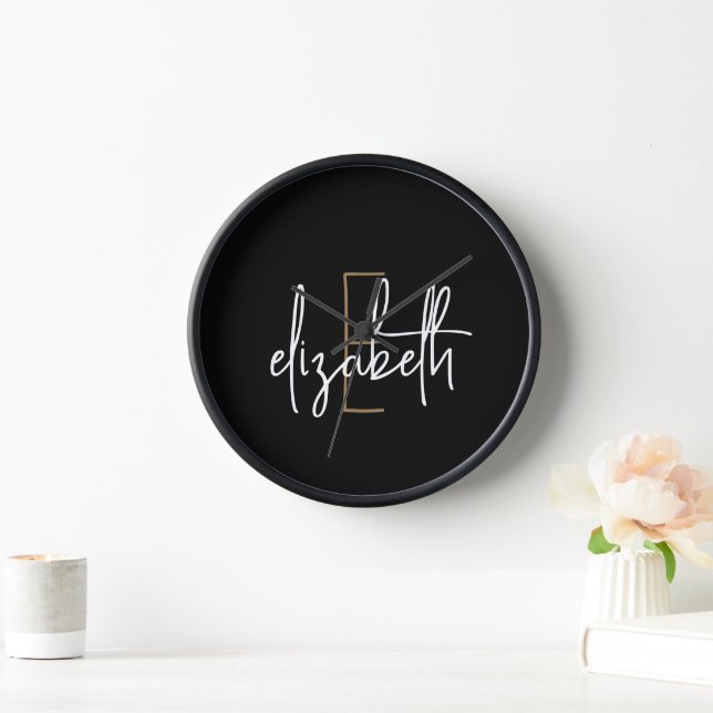 Modern Schwarz-weißer Monogrammname Uhr (Zuhause)
