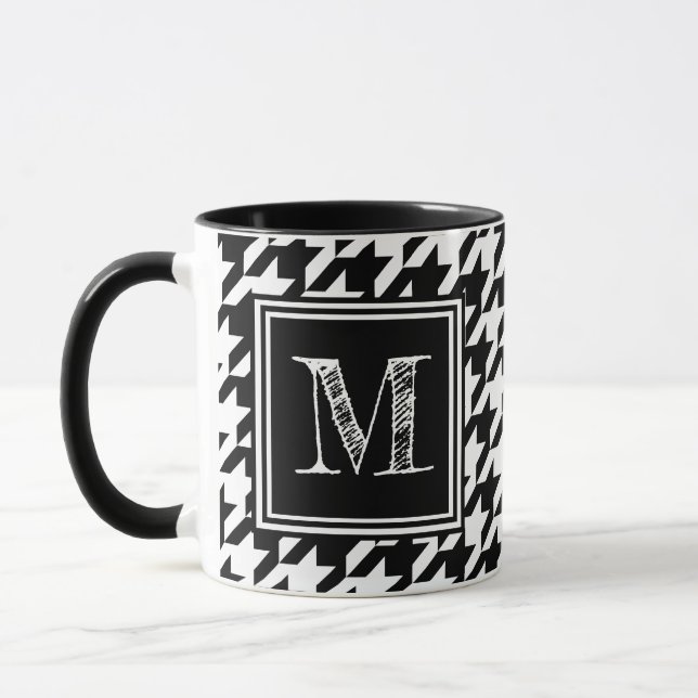 Modern Schwarz-weißes Hahnentrittmuster Monogram Tasse (Links)