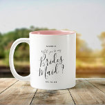 Modern Script Brides Maid Question Individuelle Na Zweifarbige Tasse<br><div class="desc">Niedliches personalisiert "Werden Sie meine Brautjungfrau? Tasse,  perfekte Geschenk,  um Ihre Wunschzettel fragen,  um an Ihrer Hochzeitsfeier teilnehmen zu können. Das handgeschriebene Skriptdesign in Verbindung mit moderner Typografie kann mit einem Namen und Datum angepasst werden.</div>