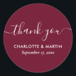 Modern Script Burgundy Polterabend Vielen Dank Runder Aufkleber<br><div class="desc">Erstellen Sie Ihre eigene personalisierte burgundy Hochzeit danke Ihnen Aufkleber für Ihre Hochzeit/Dusche. Mit Ihren Hochzeitsdetails können Sie ganz einfach online personalisieren. Die passenden Elemente ergänzen diese minimalistischen,  aber eleganten bordeauxroten Hochzeitsaufkleber/Duschaufkleber mit modernem Script-Schriftart.</div>