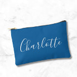 Modern Script Calligraphy Name Simple Bright Blue Zubehörtasche<br><div class="desc">Dieser schicke Accessoires-Beutel zeichnet sich durch einen modernen Skriptkalligraphienamen in einem lebendigen,  hellen Blau aus. Perfekt als Brautparty- oder Junggeselinnen-Abschied-Gefallen,  verbindet es Eleganz mit Einfachheit zu einem stilvollen Hingucker. Dieser personalisierte Beutel ist auch ein nachdenkliches Geschenk für alle,  die Lieben schlank,  moderne Designs.</div>