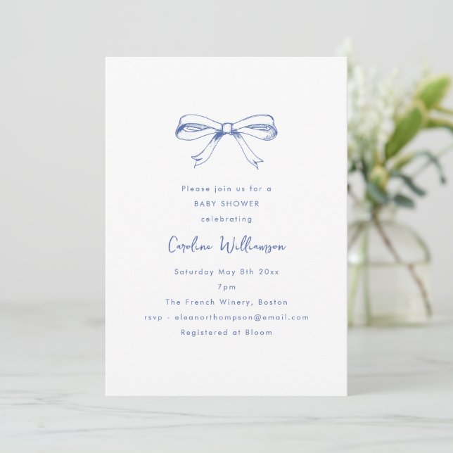 Modern Script Coquette Bow Blue Baby Shower Einladung (Stehend Vorderseite)
