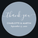 Modern Script Dusty Blue Polterabend Vielen Dank Runder Aufkleber<br><div class="desc">Erstellen Sie Ihre eigene personalisierte staubblaue Hochzeit dank dem Aufkleber für Ihre Hochzeit/Dusche. Mit Ihren Hochzeitsdetails können Sie ganz einfach online personalisieren. Die passenden Artikel ergänzen diese minimalistischen,  aber eleganten dustigen,  blauen Hochzeitsaufkleber/Duschrunden Aufkleber mit modernem Script-Schriftart.</div>