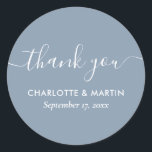 Modern Script Dusty Blue Polterabend Vielen Dank Runder Aufkleber<br><div class="desc">Erstellen Sie Ihre eigene personalisierte staubblaue Hochzeit dank dem Aufkleber für Ihre Hochzeit/Dusche. Mit Ihren Hochzeitsdetails können Sie ganz einfach online personalisieren. Die passenden Artikel ergänzen diese minimalistischen,  aber eleganten dustigen,  blauen Hochzeitsaufkleber/Duschrunden Aufkleber mit modernem Script-Schriftart.</div>