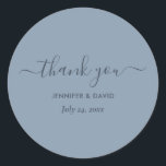 Modern Script Dusty Blue Wedding Danke Classic Runder Aufkleber<br><div class="desc">Moderne personalisierte staubblaue Hochzeit danke Ihnen Aufkleber mit modernem Drehbuch. Einfach online personalisieren. Passende Artikel,  die diese minimalistisch staubigen blauen Hochzeitsticker ergänzen.</div>