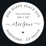 Modern Script Future Mrs. Rücksendeadresse Wedding Runder Aufkleber<br><div class="desc">Einfache, elegante Rücksendeadressen-Aufkleber rund um die Hochzeit oder Verlobung in Schwarzweiß mit dem Satz "Die Zukunft Frau und Herr", der Rücksendeadresse der Paare, dem Familiennamen in einer modernen Kalligraphie mit Wirbel und einem kleinen Herzsymbol. Fügen Sie einfach Ihren Namen und Ihre Adresse hinzu und verwenden Sie diese stilvollen, minimalistischen Rundaufkleber...</div>