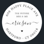 Modern Script Future Mrs. Rücksendeadresse Wedding Runder Aufkleber<br><div class="desc">Einfache, elegante Rücksendeadressen-Aufkleber rund um die Hochzeit oder Verlobung in Schwarzweiß mit dem Satz "Die Zukunft Frau und Herr", der Rücksendeadresse der Paare, dem Familiennamen in einer modernen Kalligraphie mit Wirbel und einem kleinen Herzsymbol. Fügen Sie einfach Ihren Namen und Ihre Adresse hinzu und verwenden Sie diese stilvollen, minimalistischen Rundaufkleber...</div>