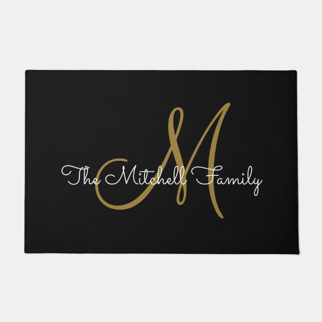 Modern Script Gold Black Monogram Familienname Fußmatte (Vorderseite)