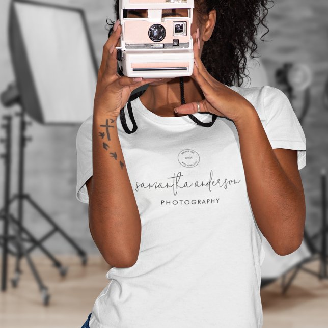Modern Script Logo Name Fotografy Workwear T-Shirt (Von Creator hochgeladen)