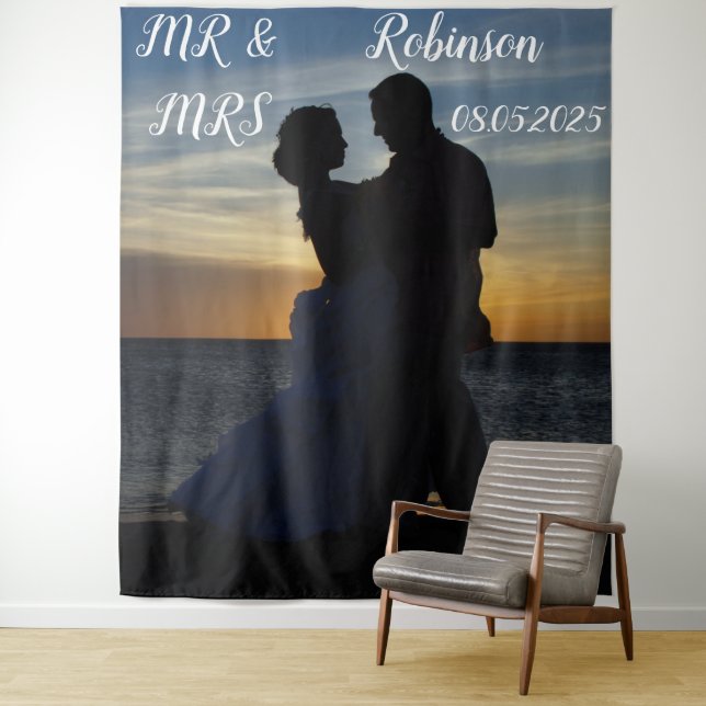 Modern Script Mr. & Mrs. Wedding Backdrop Banner Wandteppich (Beispiel)