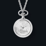 Modern Script Personalisiert Bridesmaid Armbanduhr<br><div class="desc">Fügen Sie Ihrer Hochzeit eine persönliche Touch mit einem personalisierten Brautjunggeschenk hinzu. Dieses Design zeichnet sich durch den personalisierten Namen einer Brautjungfrau aus, die im Stil eines grauen, modernen Schriftartes mit Drehbuch und Hochzeitsdatum in einem grau-modernen Sans Serif Schriftart Stil auf weißem Marmorboden. Auch perfekt für Trauzeugin, Mutter der Braut...</div>