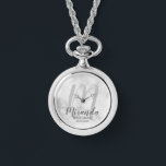 Modern Script Personalisiert Bridesmaid Armbanduhr<br><div class="desc">Fügen Sie Ihrer Hochzeit eine persönliche Touch mit einem personalisierten Brautjunggeschenk hinzu. Dieses Design zeichnet sich durch den personalisierten Namen der Brautjungfrau aus, der im Stil eines grauen, modernen Drehbuch-Schriftartes und Monogramm im hellgrauen, modernen Drehbuch-Schriftart-Stil als Hintergrund mit Titel und Hochzeitsdatum in grauem, modernem Sans Serif-Schriftart auf weißem Marmor-Hintergrund. Auch...</div>