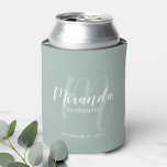 Modern Script Personalisiert Bridesmaid Dosenkühler<br><div class="desc">Fügen Sie Ihrer Hochzeit eine persönliche Touch mit einem personalisierten Brautjunggeschenk hinzu. Dieses Design zeichnet sich durch den personalisierten Namen einer Brautjungfrau aus, die im Stil eines modernen Schriftartes mit weißer Schrift und Monogramm im modernen, schlanken Stil eines modernen Drehbuch-Schriftartes als Hintergrund mit dem Titel und dem Hochzeitdatum in weißem,...</div>