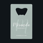 Modern Script Personalisiert Bridesmaid Geldbeutel Flaschenöffner<br><div class="desc">Fügen Sie Ihrer Hochzeit eine persönliche Touch mit einem personalisierten Brautjunggeschenk hinzu. Dieses Design zeichnet sich durch den personalisierten Namen einer Brautjungfrau aus, die im Stil eines modernen Schriftartes mit weißer Schrift und Monogramm im modernen, schlanken Stil eines modernen Drehbuch-Schriftartes als Hintergrund mit dem Titel und dem Hochzeitdatum in weißem,...</div>