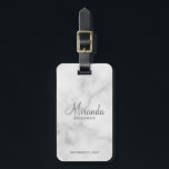 Modern Script Personalisiert Bridesmaid Gepäckanhänger<br><div class="desc">Fügen Sie Ihrer Hochzeit eine persönliche Touch mit einem personalisierten Gepäckanhänger der Brauerei hinzu. Dieses Gepäckanhänger ist mit dem personalisierten Namen der Brautjungfrau in grauem, modernem Script-Schriftart-Stil mit dem Titel und dem Hochzeitstag in grauem, modernem Sans Serif Schriftart auf weißem Marmorboden. Auch perfekt für Trauzeugin, Mutter der Braut und mehr....</div>
