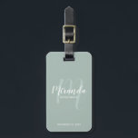 Modern Script Personalisiert Bridesmaid Gepäckanhänger<br><div class="desc">Fügen Sie Ihrer Hochzeit eine persönliche Touch mit einem personalisierten Gepäckanhänger der Brauerei hinzu. Dieses Gepäckanhänger zeichnet sich durch den personalisierten Namen einer Brautjungfrau aus, der im modernen, weißen Schriftart-Stil gehalten ist, und Monogramm im modernen, schlanken Stil eines modernen Drehbuch-Schriftartes als Hintergrund mit dem Titel und dem Hochzeitdatum in weißem,...</div>
