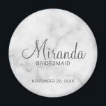 Modern Script Personalisiert Bridesmaid Magnet<br><div class="desc">Fügen Sie Ihrer Hochzeit eine persönliche Touch mit einem personalisierten Magneten für Bräuner hinzu. Dieser Magnet zeichnet sich durch den personalisierten Namen einer Brautjungfrau aus, die im Stil eines grauen, modernen Drehbuchschreibers im Schriftart-Stil mit dem Titel und dem Hochzeitstag in einem grau-modernen Sans-Serif-Schriftart auf weißem Marmorboden ist. Auch perfekt für...</div>